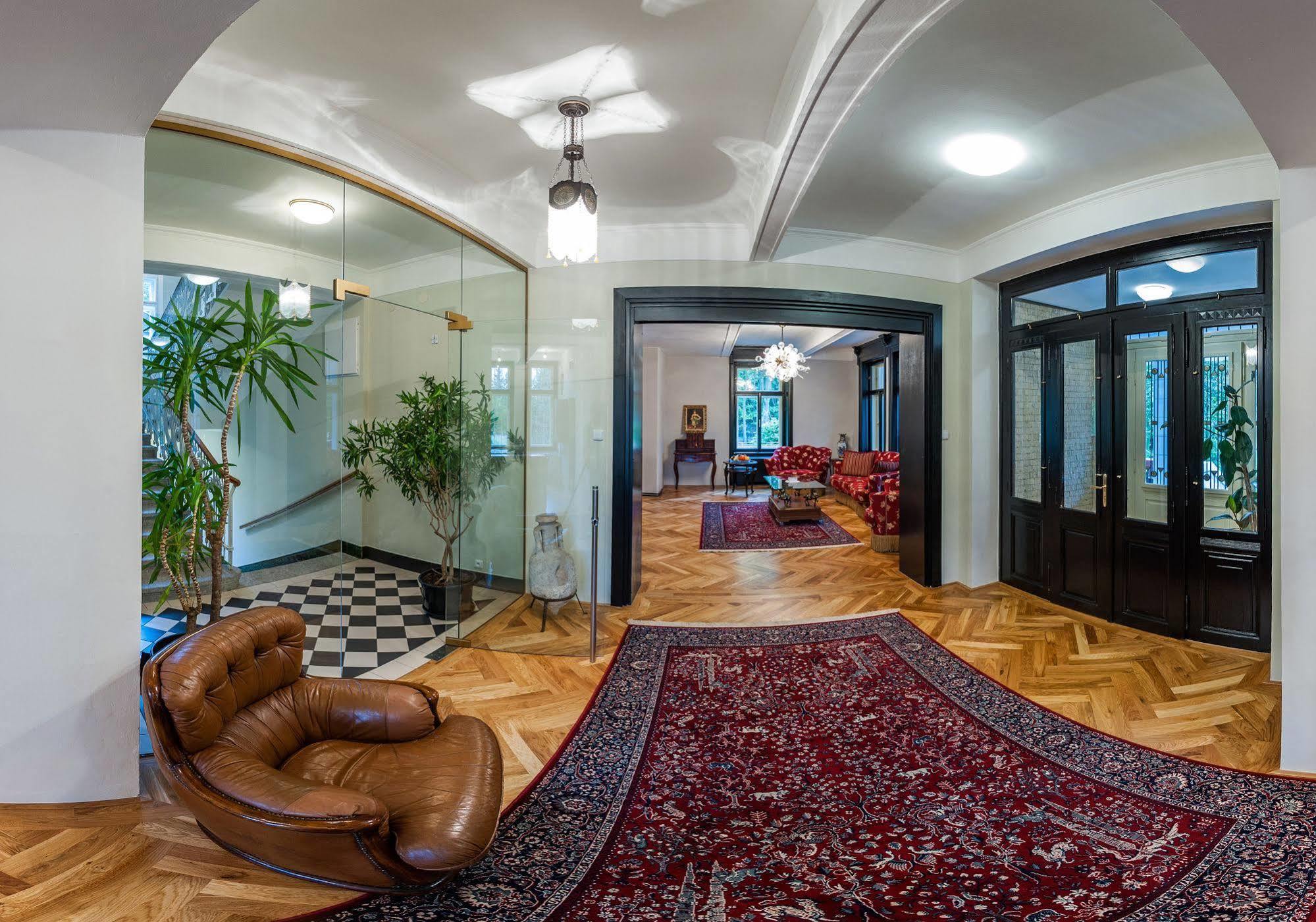מלון Jevany Vila Olga מראה חיצוני תמונה